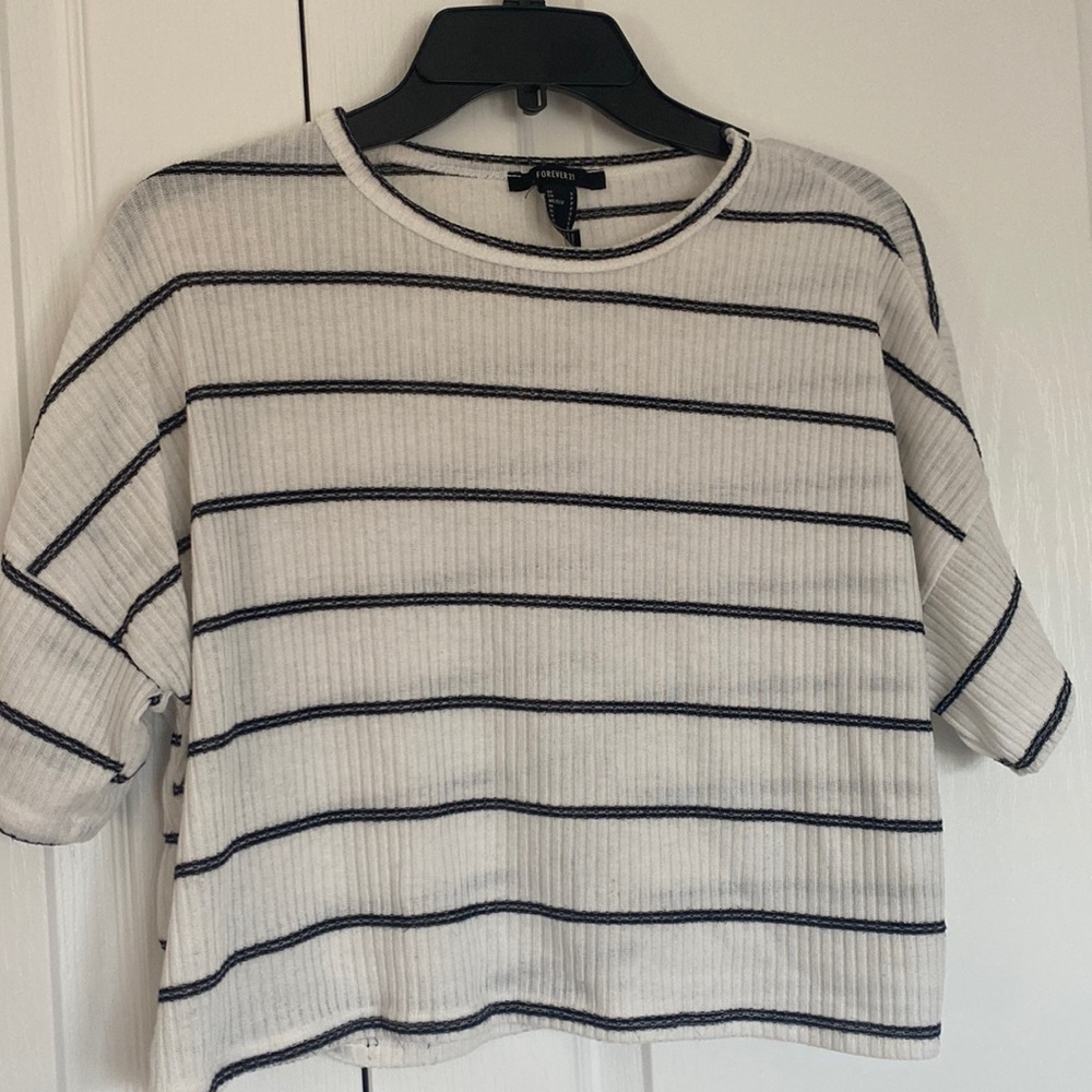 Cropped short sleeve top